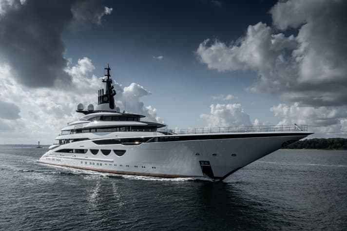 Striking tip: "Ahpo" still as project "Enzo" during test runs on the Kiel Fjord. | e.