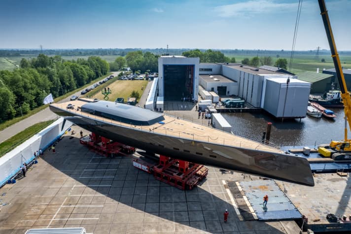 Roll-out: From the Vitters site in Swartsluis, "Alea" travelled by barge across the IJsselmeer to Harlingen.