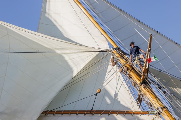 The foreshipman of "Mariette of 1915" keeps an eye out for wind fields. With success, the 33 metre long Herreshoff gaff schooner won the second race after a calculated time. | h.