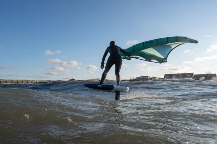 Das Surfen kleiner Dünungswellen gelingt mit einem dickeren Low-aspect Flügel besser