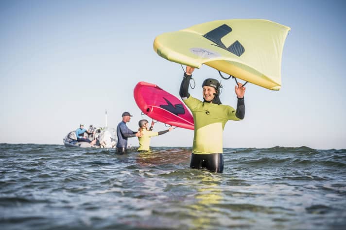 Before getting on the board, preliminary exercises with the wing are part of the standard programme in many wingsurfing schools.