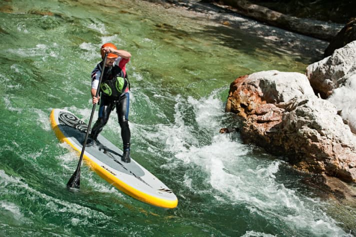 Beim Wellensurfen ist der sogenannte Surfing Stance meist die richtige Wahl.