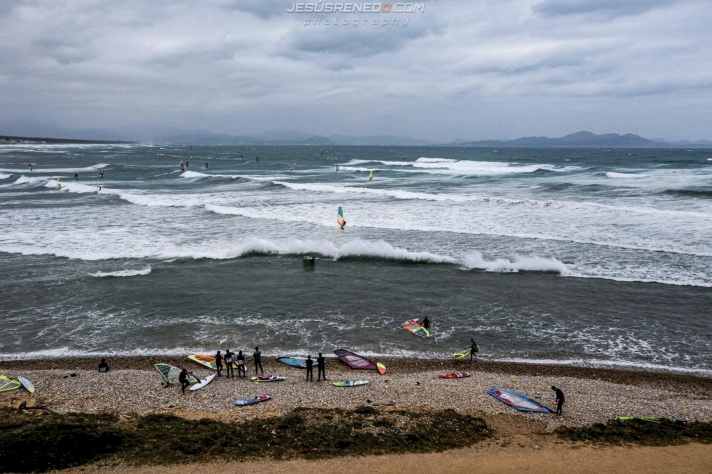 Cobardes/S‘Estanyol ist ein exzellenter Winter-Wavespot in der Bucht von Alcudia, der bei nördlichen Windrichtungen in Gang kommt.