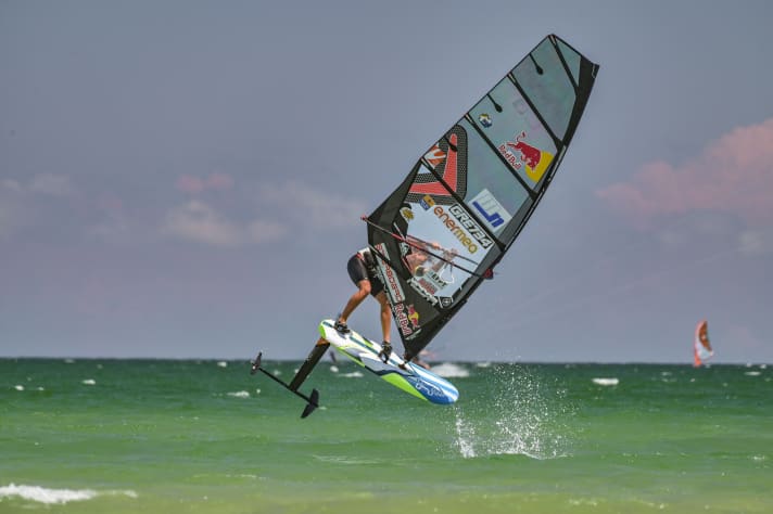 Powermoves mit viel Airtime sind in moderaten Windbedingungen mit den Foils möglich. Hier ein Air Funnel vom Zweitplatzierten: Lennart Neubauer.
