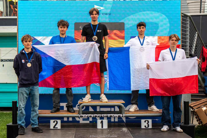 Moritz Schleicher ganz boben auf dem U17-Podium
