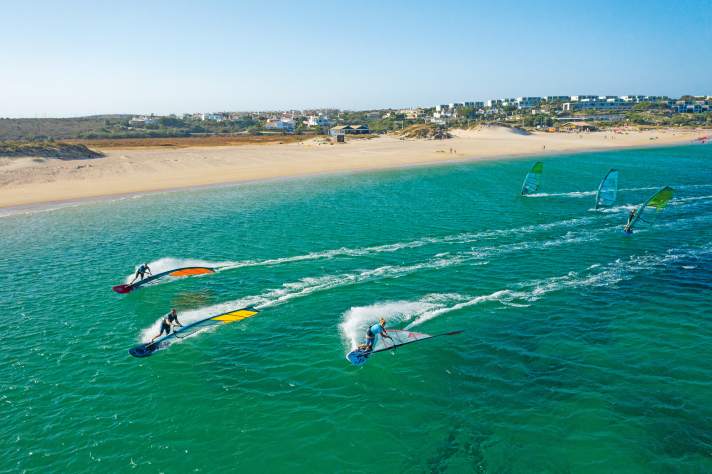 Surfen mit Blick aufs Hotel oder Wohnen mit Blick auf den Spot – in Martinhal sind die Wege kurz
