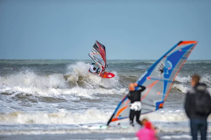 Wijk aan Zee ist einer der besten Wavespots der Niederlande und bleibt auch bei starkem SSW-Wind dank einer schützenden Mole oft noch moderat.