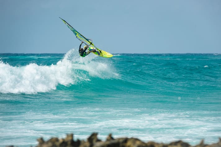 You can't, or rather shouldn't, expect hack wind like in South Africa or Gran Canaria on Barbados. But that's what makes it so appealing, even for wave newcomers.
