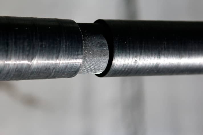 Image no. 1: Preliminary damage to the mast is not always recognisable from the outside. Visible cracks at the plug connections or at the base mean: Hands off!