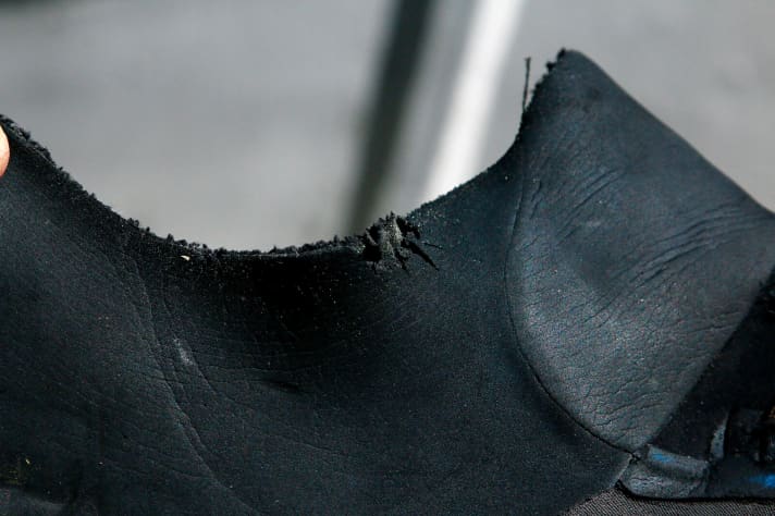 Picture no. 1: Torn collar on the wetsuit