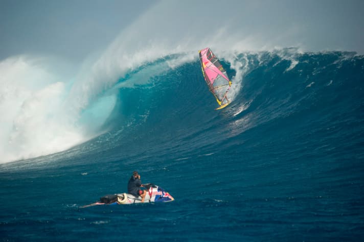 Während andere Menschen in seinem Alter über den Vorruhestand nachdenken, greift Robby Naish lieber noch einmal an. Mit 52 Jahren shreddet er gigantische Wellen auf Fidschi, als wäre er ein junger Hüpfer. Als er die Welle von Cloudbreak vor fast 30 Jahren erstmals surfte, war er das auch.