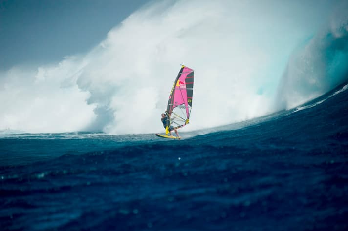 Naish weiß, wenn ihn diese Weißwasserwalze erwischt, ist die Session beendet und das Material bekommt eine Seebestattung. Doch mit seiner Erfahrung lässt er sich so schnell nicht den Schneid abkaufen.