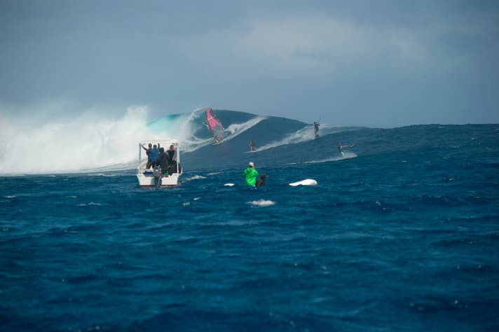 Rushhour in Cloudbreak. Doch Altmeister Naish lässt sich von Kitern und Wellenreitern nicht von einer guten Windsurfsession abhalten. Eigentlich wollte er auch mit dem Kite unterwegs sein, doch als er die Wind- und Swell-Vorhersage sah, war ihm klar: Das sind epische Windsurfbedingungen – also nahm er ein Brett und zwei Segel mit nach Fidschi. Es hat sich gelohnt.