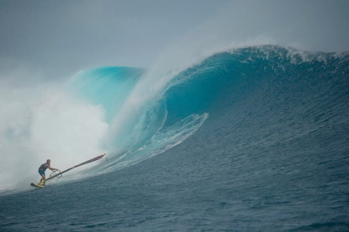 Die Wellen waren so clean und glatt, dass Naish teilweise dachte, die hätte man auch ohne Finnen abreiten können. Dabei hatte Robby diese Art von Wellen lange nicht mehr unterm Brett. Doch sein Fazit ist einfach: Windsurfen ist wie Radfahren, das verlernt man nicht.