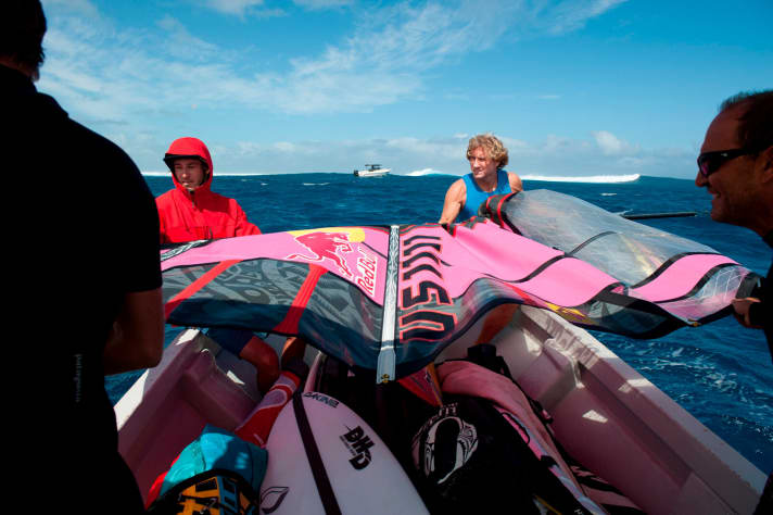 Auch echte Seeleute werden seekrank. Lange hält es Robby auf dem schwankenden Boot nicht aus, sagt er. Also lieber schnell rein in die masthohen Wellen.
