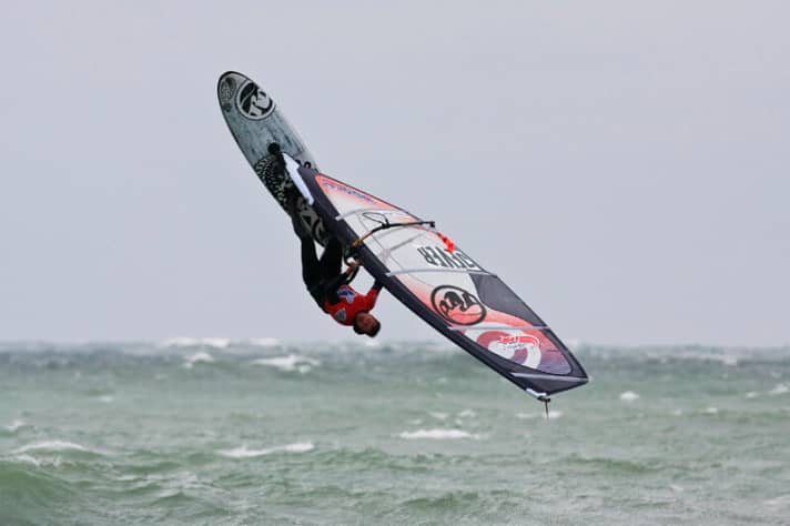 Bei Lars braucht man keine Logos im Segel, um ihn zu indentifizieren. Die Höhe der Sprünge spricht für sich.