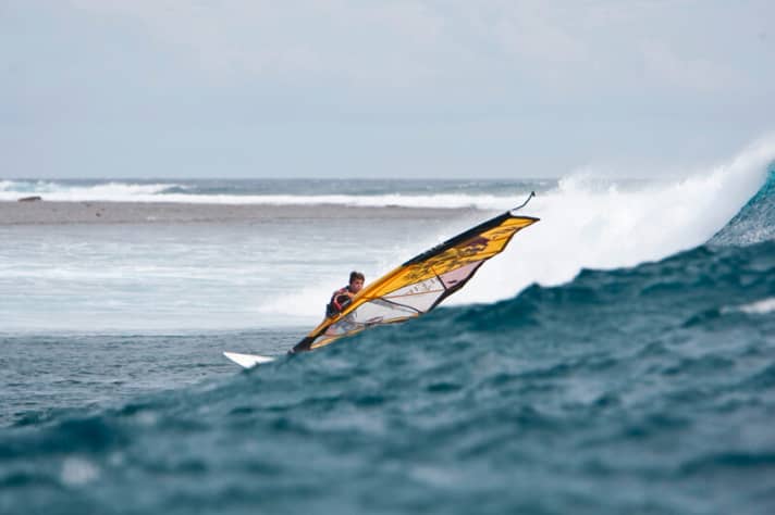 Die Reiseliste 2010 von Kai liest sich wie die eines Außenministers. Doch Kais Konferenzen an legendären Spots wie auf Tavarua (Fidschi) sind deutlich spannender als jeder G8-Gipfel.