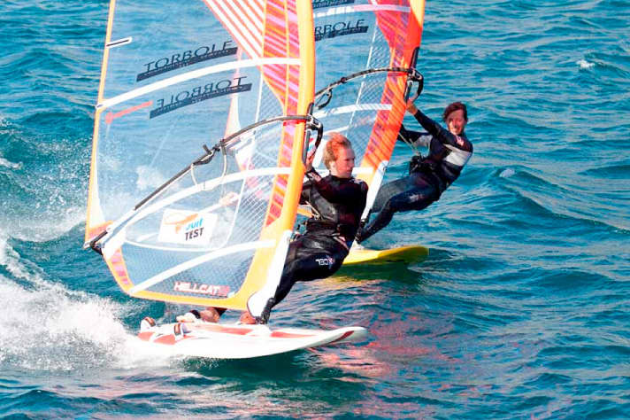 Hier treten 130 Liter Volumen (links) gegen 133 Liter an. Der Techno Pro ist aber im Vergleich mit 80 Zentimetern Breite trotz drei Liter weniger das deutlich größere Board.