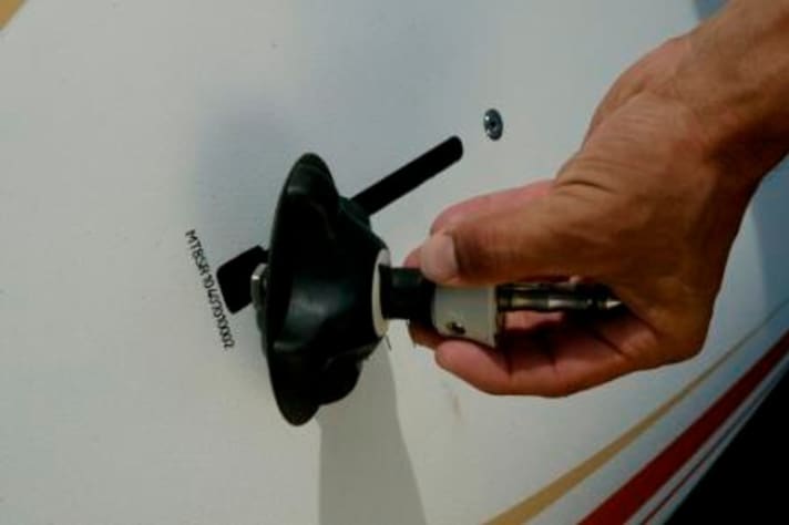 Mounting the mast base