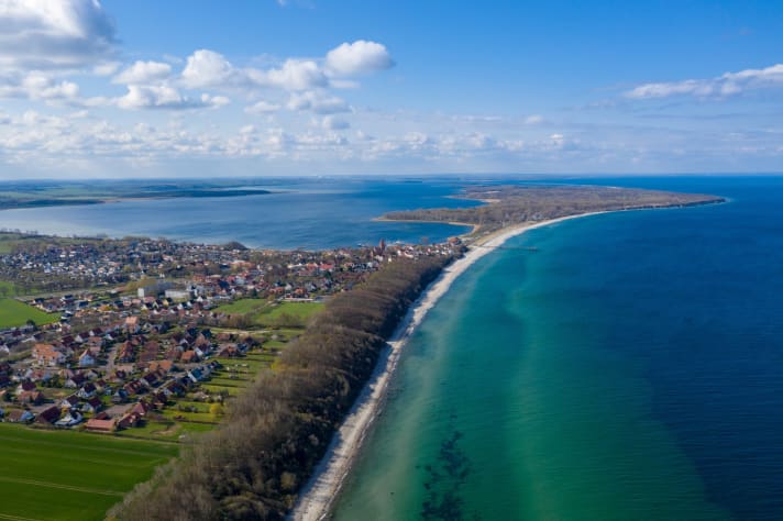 Links das Salzhaff, rechts die offene Ostsee: Die Halbinsel Wustrow bei Rerik schirmt den Spot ab