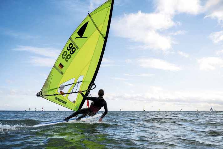 Raus aus dem monotonen Reißverschluss-Verkehr auf der Freeride-Piste – mit dem Windsurfer holst du dir die große Freiheit zurück.