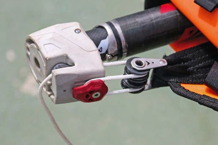 Mastverlängerung und Mastfuß müssen kompatibel sein. Das Pin-System hat sich in den letzten Jahren großflächig durchgesetzt.