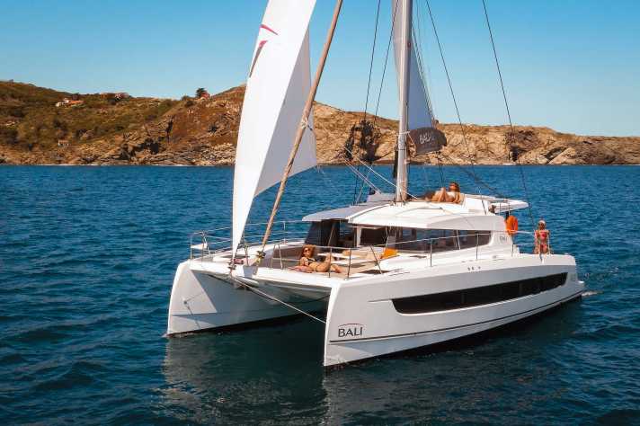 Length 12.85 m; width 7.07 m; weight 11.3 tonnes; from 531,335 euros.