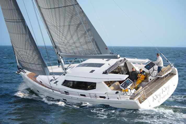 Moody 54 DS : longueur 17,17 m ; largeur 5,19 m ; poids 24,7 t ; à partir de 1.1876.500 €.