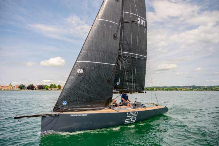 ​Lago 26 Speedster: Rumpflänge 7,95 m; Breite 2,50 m; Gewicht 980 kg; ab 80.640 Euro.