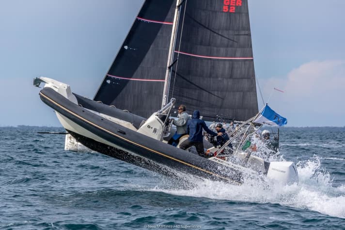 Zu den großen Herausforderungen von Drohnen-Piloten auf dem Wasser zählen der bewegte Untergrund und die oftmals schnellen Zielobjekte, mit denen die Fahrer der Kameraboote mithalten müssen. In der 52 Super Series ist das schon anspruchsvoll, im SailGP extrem
