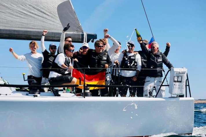 Qui Jens Kuphal e l'equipaggio di "Intermezzo" festeggiano la vittoria del Campionato Europeo in Norvegia