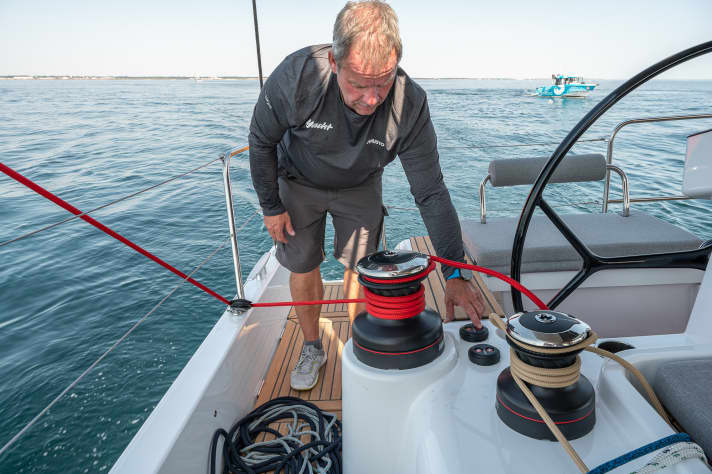Sull'Oceanis Yacht 60, il timoniere ha pieno accesso ai comandi.