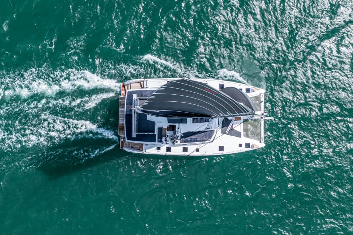 Bello da vedere: Il tetto della cabina è coperto da pannelli solari intorno al flybridge