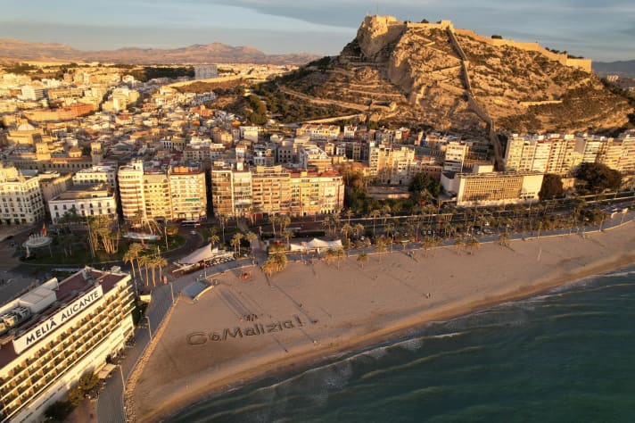 I membri del team Malizia hanno ricevuto questo tifo la mattina della partenza ad Alicante. Si sono incontrati alle 8 del mattino nel porto dell'Ocean Race.