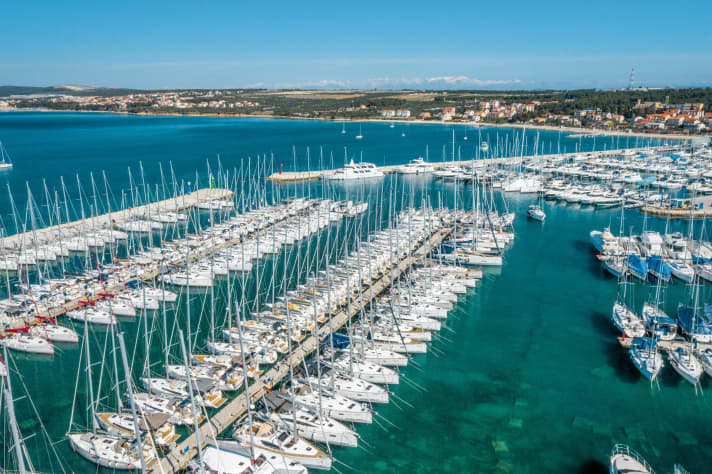   Volle Stege in Biograd. Wie in Kroatien wird es vielerorts eng in den Häfen und Buchten des Mittelmeers