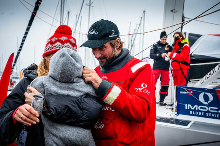   Boris Herrmann nach seiner Vendée-Globe-Premiere mit Ehefrau Birte Lorenzen-Herrmann und Töchterchen Malou. Zuvor hatte der Solo-Skipper Weihnachten und Silvester allein auf See verbracht. Das war und ist in diesem Jahr anders. "Der Kontrast könnte nicht größer sein", sagte Herrmann. "Ich bin heilfroh, dass ich in diesem Jahr nicht auf See bin."