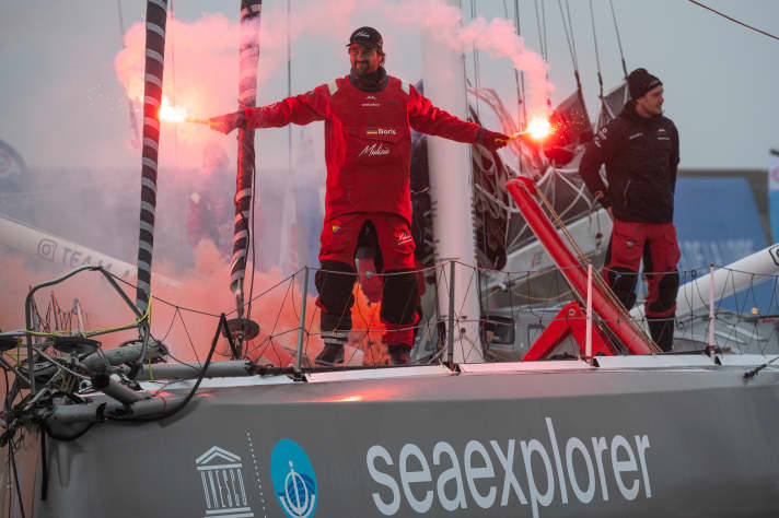   Un homme qui rayonne : Boris Herrmann lors de son passage sur la ligne d'arrivée à la fin de la première du Vendée Globe