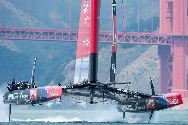   Addio, Golden Gate Bridge! I catamarani della Coppa si dirigono ora verso un'altra zona. San Francisco è stata munta una volta e ora ha fatto il suo tempo...