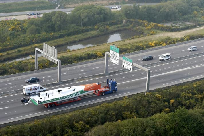   Le transport routier du chantier naval à Lorient via les autoroutes du nord-ouest de la France s'est déroulé sans encombre.