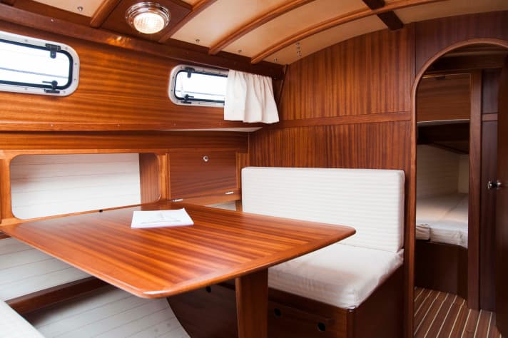   Aménagement en bois noble, finition très fine et une dînette en guise de salon