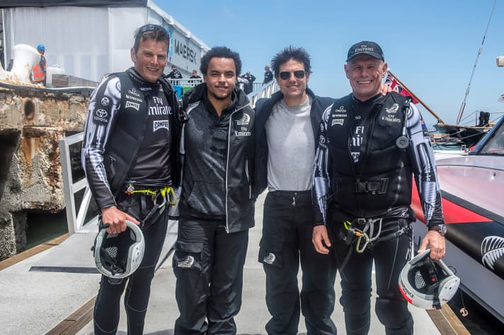   À l'époque, ils travaillaient encore côte à côte pour Team New Zealand : Dean Barker et le chef d'équipe Grant Dalton (à droite) avec la superstar Tom Cruise (deuxième à partir de la droite).
