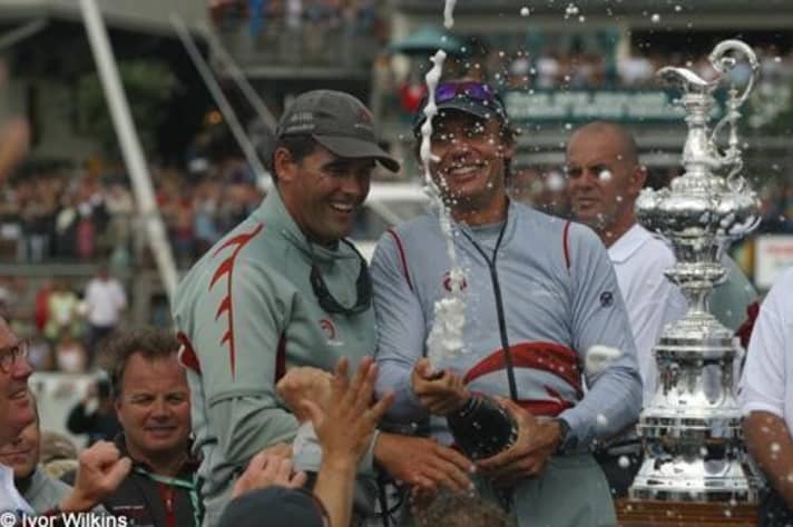   Das waren noch Zeiten: Ernesto Bertarelli und Russell Coutts beim ersten und einzigen gemeinsamen Cup-Triumph 2003. Später wurden der Schweizer Milliardär und sein Skipper zu erbitterten Feinden