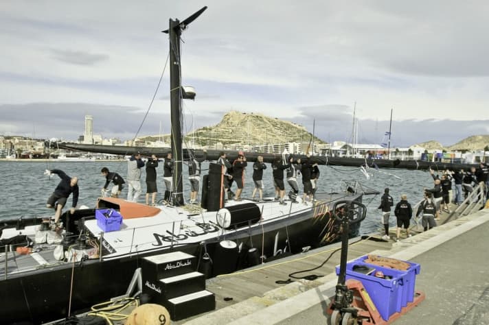   Tutti gli uomini: i resti dell'albero rotto di Abu Dhabi vengono rimossi dalla nave ad Alicante