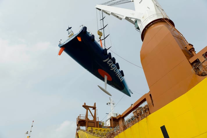   Chargé avec des barbelés I : Telefonica a été le premier navire à être hissé sur le pont du cargo pour le voyage en ferroutage