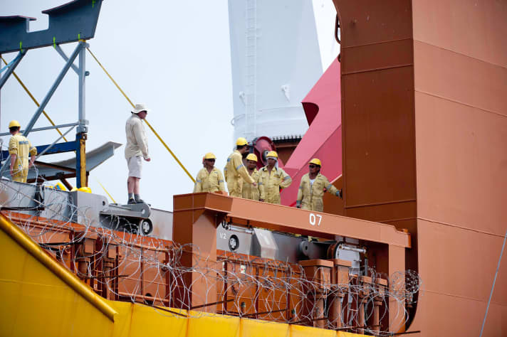   Carico con filo spinato II: sul ponte della nave da carico dovevano essere installate rastrelliere per il trasporto di ogni imbarcazione.