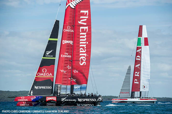   Affaire d'espionnage : Oracle observe Luna Rossa (à droite) et ETNZ lors d'un entraînement commun avec une distance prétendument insuffisante