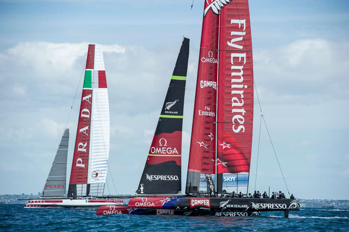  Luna Rossa (a sinistra) e Team New Zealand, che qui si allena al largo di Auckland, sarebbero gli unici partecipanti alla Louis Vuitton Cup se Artemis non dovesse tornare.