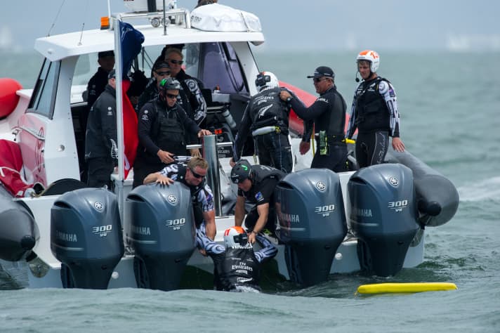  Recuperati in sicurezza dalla barca d'appoggio: Rob Waddell e Chris Ward