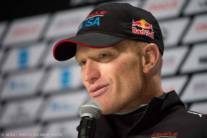   Cup-Verteidiger Jimmy Spithill mit kessem Seitenhieb auf Gegner Team New Zealand