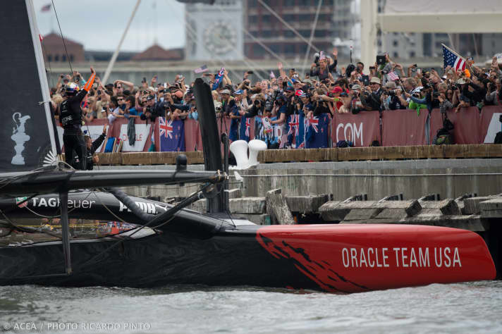   Oracle-Fans im Glück: Ihr Team wehrte den zweiten Matchpunkt der Kiwis ab